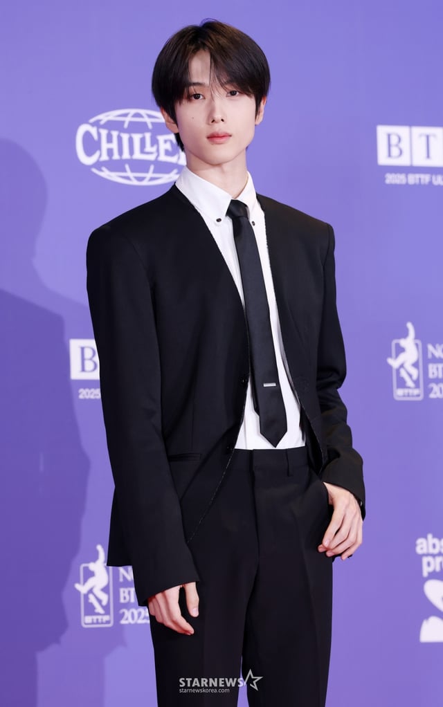 그룹 엔시티 드림(NCT DREAM) 지성이 14일 오전 서울 송파구 롯데시네마 월드타워에서 열린 정규 5집 'Go Back To The Future(고 백 투 더 퓨처)' 발매 기념 포토월에서 포즈를 취하고 있다. /2025.07.14 /사진=김휘선 hwijpg@