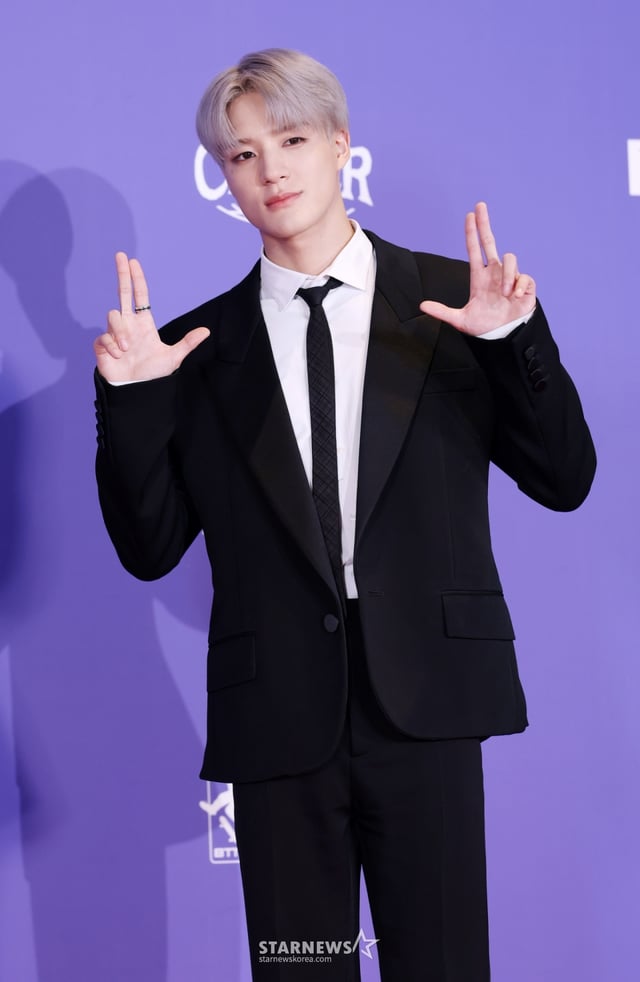 그룹 엔시티 드림(NCT DREAM) 제노가 14일 오전 서울 송파구 롯데시네마 월드타워에서 열린 정규 5집 'Go Back To The Future(고 백 투 더 퓨처)' 발매 기념 포토월에서 포즈를 취하고 있다. /2025.07.14 /사진=김휘선 hwijpg@