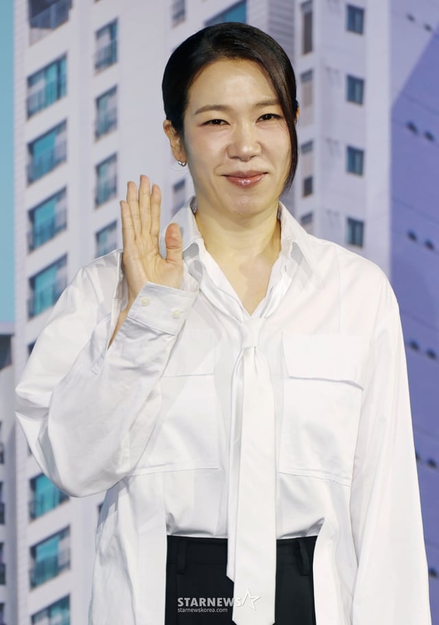 배우 염혜란이 14일 오전 서울 중구 앰배서더 서울 풀만 호텔에서 진행된 넷플릭스 오리지널 영화 '84 제곱미터' 제작발표회에 참석해 포즈를 취하고 있다. 84제곱미터 아파트로 내 집 마련에 성공한 영끌족 우성이 정체를 알 수 없는 층간소음에 시달리며 벌어지는 예측불허 스릴러 '84 제곱미터'는 오는 18일 공개된다. /2025.07.14 /사진=이동훈 photoguy@