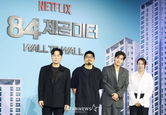 배우 서현우, 김태준 감독, 배우 강하늘, 염혜란이 14일 오전 서울 중구 앰배서더 서울 풀만 호텔에서 진행된 넷플릭스 오리지널 영화 '84 제곱미터' 제작발표회에 참석해 포즈를 취하고 있다. 84제곱미터 아파트로 내 집 마련에 성공한 영끌족 우성이 정체를 알 수 없는 층간소음에 시달리며 벌어지는 예측불허 스릴러 '84 제곱미터'는 오는 18일 공개된다. /2025.07.14 /사진=이동훈 photoguy@