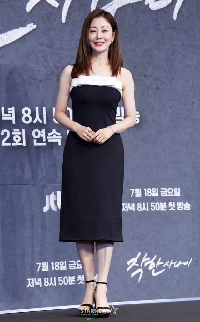 배우 오나라가 14일 오후 서울 구로구 더링크호텔에서 열린 JTBC 금요시리즈 '착한 사나이' 제작발표회에서 포즈를 취하고 있다. /2025.07.14 /사진=김휘선 hwijpg@