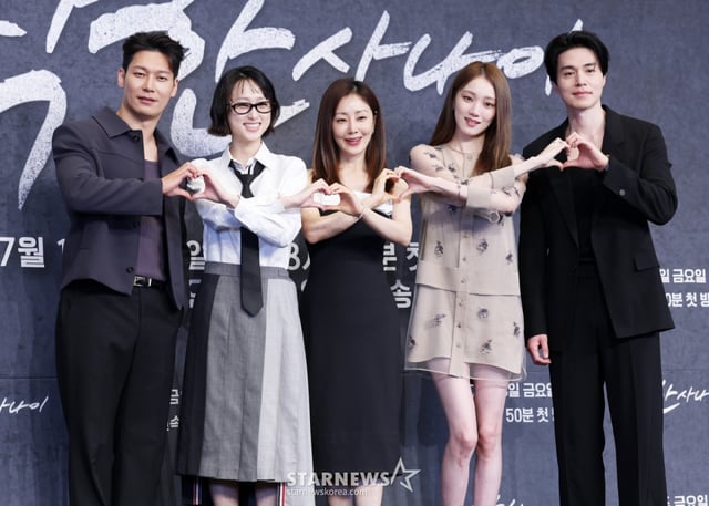 배우 박훈, 류혜영, 오나라, 이성경, 이동욱이 14일 오후 서울 구로구 더링크호텔에서 열린 JTBC 금요시리즈 '착한 사나이' 제작발표회에서 포즈를 취하고 있다. /2025.07.14 /사진=김휘선 hwijpg@