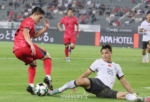 2025 동아시아축구연맹(EAFF) E-1 풋볼 챔피언십(동아시안컵) 한국-중국전이 7일 경기도  용인미르스타디움에서 열렸다.  대한민국 이동경이 중국 우미티지앙 우수푸를 등진 채, 슛 찬스를 노리고 있다. /사진=김진경 대기자