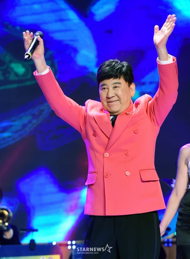 (서울=뉴스1) = ‘봉선화 연정’, ‘싫다 싫어’ 등의 유행가를 남긴 가수 현철이 지난 15일 밤 별세했다.  고인은 1969년 ‘무정한 그대’로 데뷔했으며 1982년 발표한 ‘앉으나 서나 당신생각’으로 인기를 끌기 시작했다. 고인의 빈소는 서울아산병원에 마련될 예정이다. (뉴스1 DB) 2024.7.16/뉴스1  Copyright © 뉴스1. All rights reserved. 무단 전재 및 재배포,  AI학습 이용 금지. /사진=(서울=뉴스1)