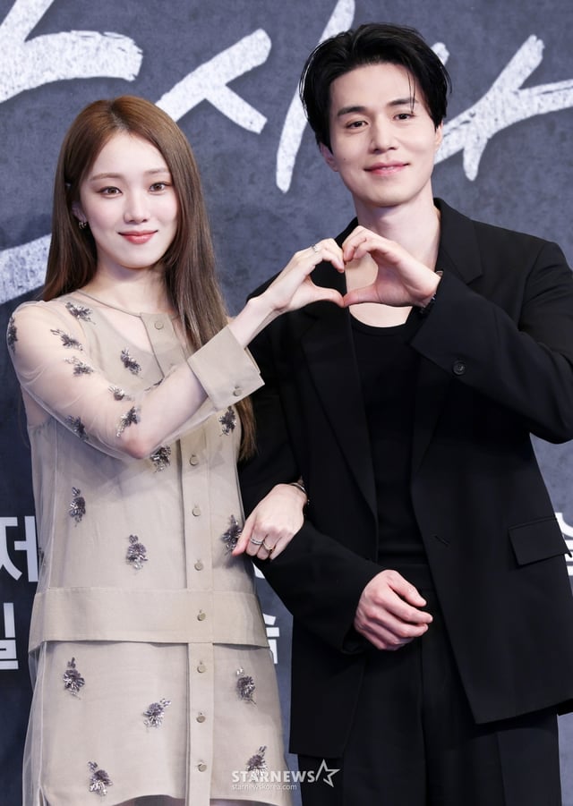 배우 이성경, 이동욱이 14일 오후 서울 구로구 더링크호텔에서 열린 JTBC 금요시리즈 '착한 사나이' 제작발표회에서 포즈를 취하고 있다. /2025.07.14 /사진=김휘선 hwijpg@