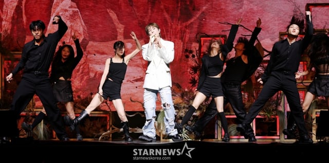 가수 온유가 15일 서울 영등포구 명화라이브홀에서 진행된 정규 2집 'PERCENT' 발매 기념 쇼케이스에서 멋진 무대를 선보이고 있다. /2025.07.15 /사진=김휘선 hwijpg@