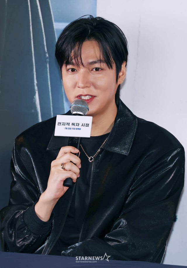 배우 이민호가 15일 오후 서울 메가박스 코엑스에서 진행된 영화 '전지적 독자 시점'(감독 김병우) 언론시사회 및 기자간담회에 참석해 질문에 답하고 있다.  10년 이상 연재된 소설이 완결된 날 소설 속 세계가 현실이 된 세상에서 유일한 독자였던 ‘김독자’가 소설의 주인공 ‘유중혁’과 동료들과 함께 멸망한 세계에서 살아남기 위한 펼치는 이야기를 그린 판타지 액션 영화 '전지적 독자 시점’은 오는 23일 개봉한다. /2025.07.15 /사진=이동훈 photoguy@