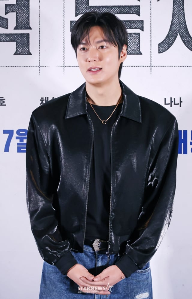 배우 이민호가 15일 오후 서울 메가박스 코엑스에서 진행된 영화 '전지적 독자 시점'(감독 김병우) 언론시사회 및 기자간담회에 참석해 포즈를 취하고 있다. 10년 이상 연재된 소설이 완결된 날 소설 속 세계가 현실이 된 세상에서 유일한 독자였던 ‘김독자’가 소설의 주인공 ‘유중혁’과 동료들과 함께 멸망한 세계에서 살아남기 위한 펼치는 이야기를 그린 판타지 액션 영화 '전지적 독자 시점’은 오는 23일 개봉한다. /2025.07.15 /사진=이동훈 photoguy@