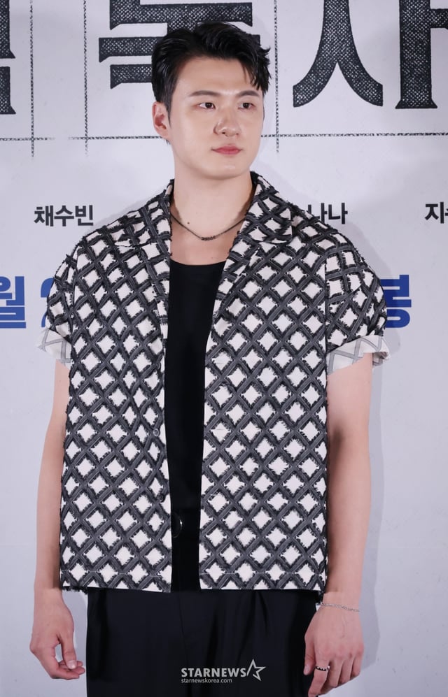 배우 신승호가 15일 오후 서울 메가박스 코엑스에서 진행된 영화 '전지적 독자 시점'(감독 김병우) 언론시사회 및 기자간담회에 참석해 포즈를 취하고 있다. 10년 이상 연재된 소설이 완결된 날 소설 속 세계가 현실이 된 세상에서 유일한 독자였던 ‘김독자’가 소설의 주인공 ‘유중혁’과 동료들과 함께 멸망한 세계에서 살아남기 위한 펼치는 이야기를 그린 판타지 액션 영화 '전지적 독자 시점’은 오는 23일 개봉한다. /2025.07.15 /사진=이동훈 photoguy@