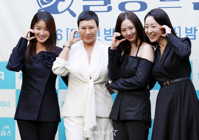 배우 이시영, 정영주, 김다솜, 남기애가 16일 서울 마포구 스탠포드호텔에서 진행된 ENA 드라마 '살롱 드 홈즈' 제작발표회에서 포즈를 취하고 있다. /2025.06.16 /사진=김휘선 hwijpg@