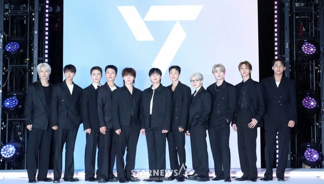 [서울=뉴시스] 김혜진 기자 = 그룹 세븐틴(왼쪽부터 준, 도겸, 버논, 조슈아, 디노, 승관, 호시, 우지, 에스쿱스, 디에잇, 민규)이 서울 용산구 한화손해보험 한남사옥에서 열린 에어비앤비 CEO와 아티스트 세븐틴이 함께하는 포토 행사에서 포즈를 취하고 있다. 2025.06.04. jini@newsis.com /사진=김혜진