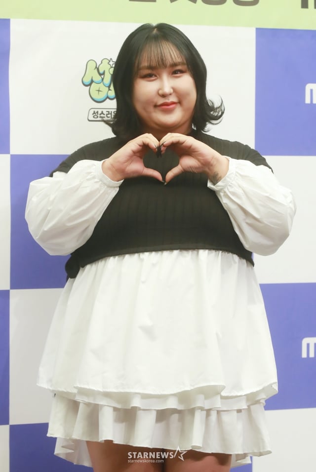 방송인 풍자가 27일 오전 서울 마포구 상암동 스탠포드호텔에서 진행된 MBC에브리원 새 예능 '성지순례' 제작발표회에 참석해 포즈를 취하고 있다.  범인(凡人)들의 욕망 가득한 성지를 찾아 나선 개신교, 불교, 천주교 성직자들의 홀리한 속세 체험기를 담은 버라이어티 프로그램 '성지순례'는 오는 31일 첫 방송된다. /2023.10.27 /사진=이동훈