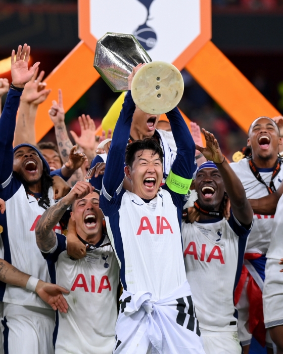 손흥민(가운데)이 2024~2025시즌 유럽축구연맹(UEFA) 유로파리그(UEL) 우승컵을 들고 있다. /사진=유럽축구연맹(UEFA) 공식 사회관계망서비스(SNS)