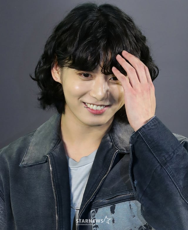 방탄소년단 정국이 영화 '드림' VIP 시사회에 참석해 포즈를 취하고 있다. '드림'은 개념 없는 전직 축구선수 홍대(박서준 분)와 열정 없는 PD 소민(아이유 분)이 집 없는 오합지졸 국대 선수들과 함께 불가능한 꿈에 도전하는 이야기를 그린 영화. 오는 26일 개봉. 2023.04.24