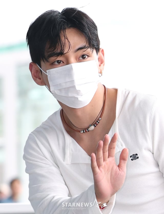 (인천공항=뉴스1) 권현진 기자 = 방탄소년단(BTS) 뷔(본명 김태형)가 해외 일정을 위해 4일 오전 인천국제공항을 통해 출국하고 있다. 2025.7.4/뉴스1 Copyright © 뉴스1. All rights reserved. 무단 전재 및 재배포, AI학습 이용 금지. /사진=(인천공항=뉴스1) 권현진 기자