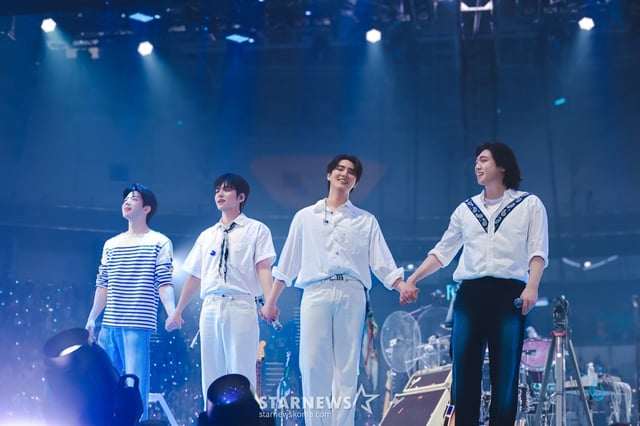 밴드 데이식스가 18일 서울 송파구 올림픽공원 KSPO DOME에서 진행된 세 번째 월드투어 '포에버 영' 피날레 콘서트 'DAY6 3RD WORLD TOUR  FINALE in SEOUL'에서 멋진 무대를 펼치고 있다. /사진제공=JYP엔터테인먼트 2025.05.18 /사진=이동훈 photoguy@