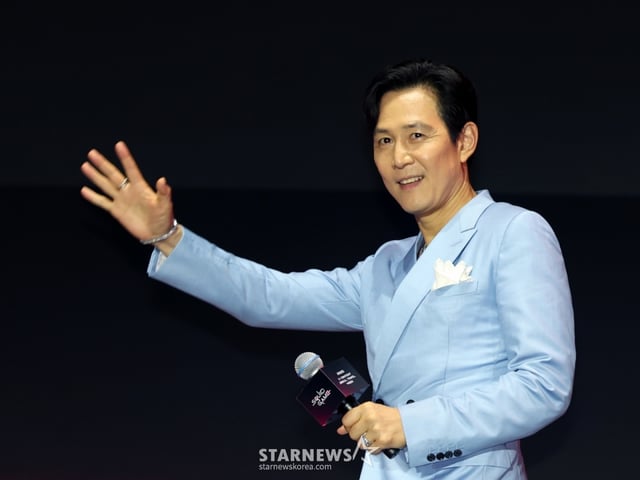 (서울=뉴스1) 황기선 기자 = 배우 이정재가 28일 오후 서울광장에서 열린 오징어게임 시즌3 글로벌 피날레 무대인사에 입장하고 있다. 2025.6.28/뉴스1 Copyright © 뉴스1. All rights reserved. 무단 전재 및 재배포, AI학습 이용 금지. /사진=(서울=뉴스1) 황기선 기자