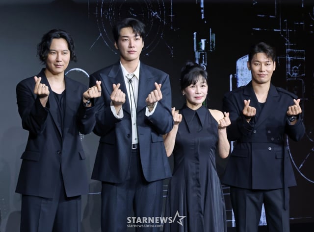 배우 김남길, 김영광, 길해연, 박훈이 22일 오전 서울 마포구 호텔 나루 서울 엠갤러리에서 진행된 넷플릭스 오리지널 영화 '트리거'(감독 권오승) 제작발표회에 참석해 포즈를 취하고 있다.  대한민국에서 출처를 알 수 없는 불법 총기가 배달되고 총기 사건이 끊임없이 발생하는 가운데 각자의 이유로 총을 든 두 남자의 이야기를 그린 총기 액션 재난 스릴러 '트리거'는 오는 25일 공개된다. /2025.07.22 /사진=이동훈 photoguy@
