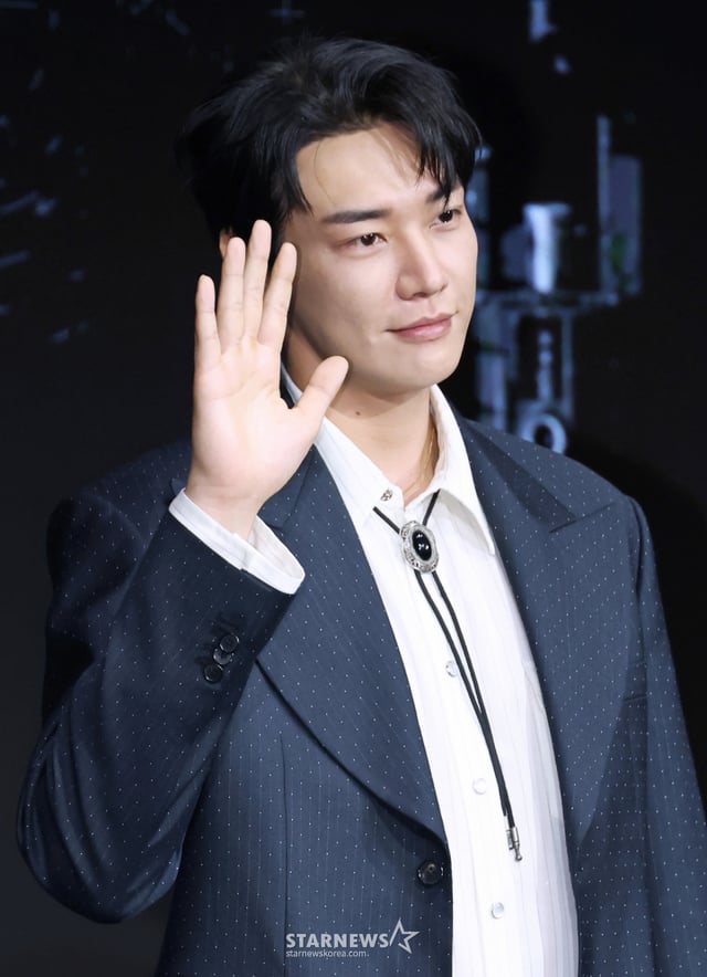 배우 김영광이 22일 오전 서울 마포구 호텔 나루 서울 엠갤러리에서 진행된 넷플릭스 오리지널 영화 '트리거'(감독 권오승) 제작발표회에 참석해 포즈를 취하고 있다.  대한민국에서 출처를 알 수 없는 불법 총기가 배달되고 총기 사건이 끊임없이 발생하는 가운데 각자의 이유로 총을 든 두 남자의 이야기를 그린 총기 액션 재난 스릴러 '트리거'는 오는 25일 공개된다. /2025.07.22 /사진=이동훈 photoguy@