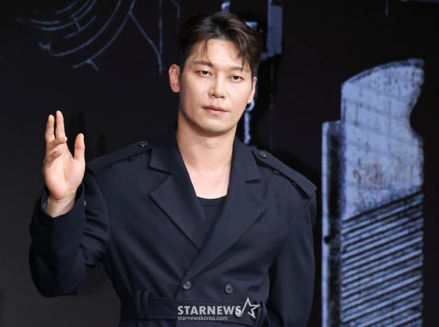 배우 박훈이 22일 오전 서울 마포구 호텔 나루 서울 엠갤러리에서 진행된 넷플릭스 오리지널 영화 '트리거'(감독 권오승) 제작발표회에 참석해 포즈를 취하고 있다.  대한민국에서 출처를 알 수 없는 불법 총기가 배달되고 총기 사건이 끊임없이 발생하는 가운데 각자의 이유로 총을 든 두 남자의 이야기를 그린 총기 액션 재난 스릴러 '트리거'는 오는 25일 공개된다. /2025.07.22 /사진=이동훈 photoguy@