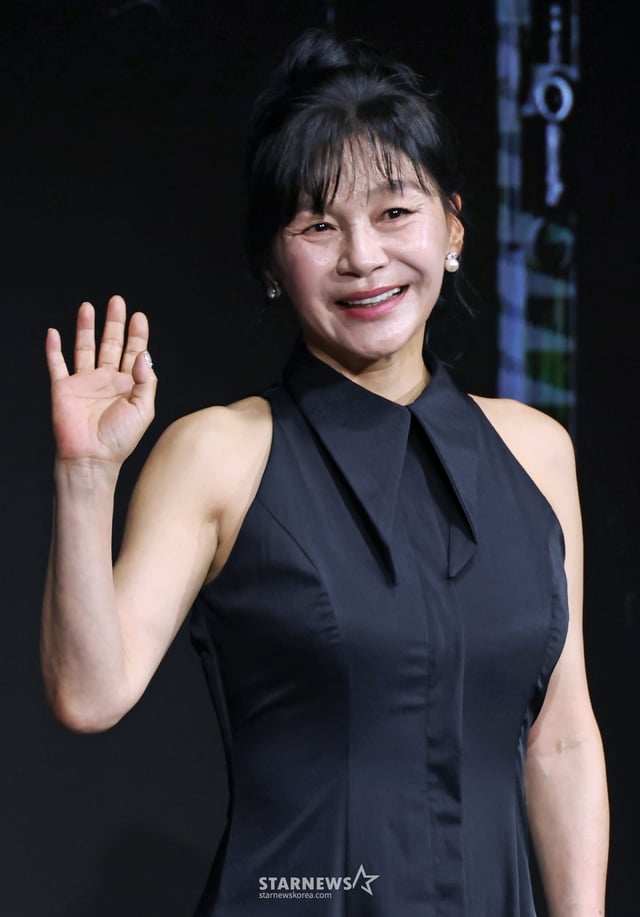 배우 길해연이 22일 오전 서울 마포구 호텔 나루 서울 엠갤러리에서 진행된 넷플릭스 오리지널 영화 '트리거'(감독 권오승) 제작발표회에 참석해 포즈를 취하고 있다.  대한민국에서 출처를 알 수 없는 불법 총기가 배달되고 총기 사건이 끊임없이 발생하는 가운데 각자의 이유로 총을 든 두 남자의 이야기를 그린 총기 액션 재난 스릴러 '트리거'는 오는 25일 공개된다. /2025.07.22 /사진=이동훈 photoguy@
