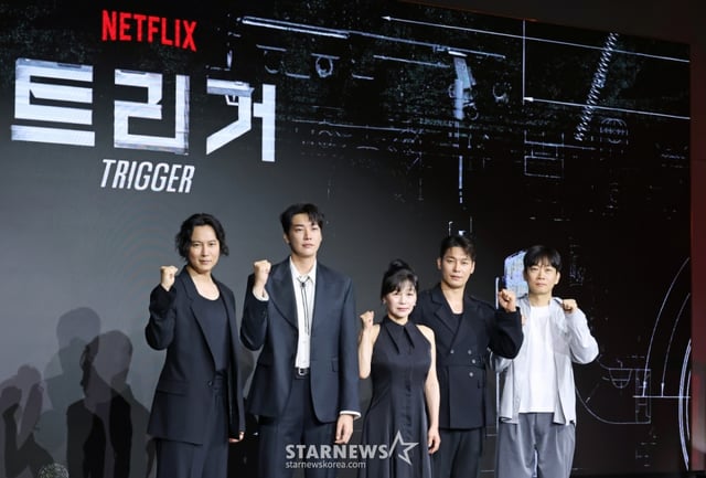 배우 김남길, 김영광, 길해연, 박훈, 권오승 감독이 22일 오전 서울 마포구 호텔 나루 서울 엠갤러리에서 진행된 넷플릭스 오리지널 영화 '트리거'(감독 권오승) 제작발표회에 참석해 포즈를 취하고 있다.  대한민국에서 출처를 알 수 없는 불법 총기가 배달되고 총기 사건이 끊임없이 발생하는 가운데 각자의 이유로 총을 든 두 남자의 이야기를 그린 총기 액션 재난 스릴러 '트리거'는 오는 25일 공개된다. /2025.07.22 /사진=이동훈 photoguy@