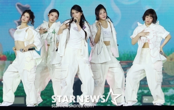 걸그룹 뉴진스(NewJeans)가 지난 27일 오후 태국 방콕 임팩트 챌린저 홀 1-2(IMPACT Challenger Hall 1-2)에서 진행된 '제 9회 아시아 아티스트 어워즈'(The 9th Asia Artist Awards, 이하 'AAA 2024')'에 참석해 멋진 무대를 선보이고 있다. 뉴진스는 이날 'AAA 2024'에서 대상 'AAA 올해의 가수'를 비롯해 '베스트 아티스트', '베스트 퍼포먼스' 등 3년 연속 대상 수상 및 3관왕의 영예를 안았다. /사진=김창현 chmt@