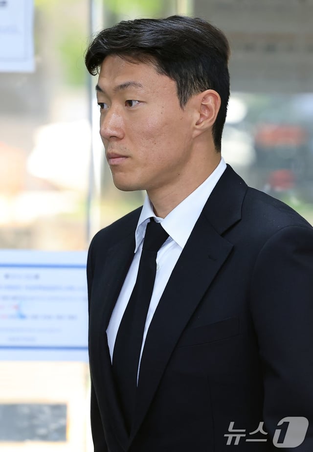 전 국가대표 축구선수 황의조가 24일 오후 서울 서초구 서울중앙지방법원에서 열린 성폭력범죄의처벌등에관한특례법위반(카메라등이용촬영) 2심 2차 공판에 출석하고 있다. /사진=뉴스1