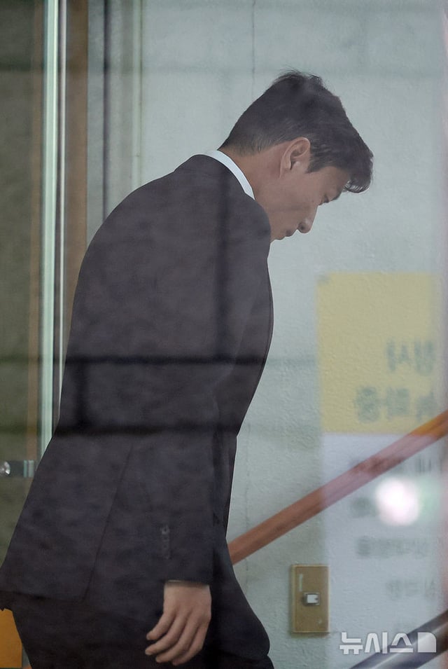 축구선수 황의조가 24일 오후 서울 서초구 서울중앙지방법원에서 열린 불법촬영 등 혐의 항소심 2차 공판에 출석하고 있다. /사진=뉴시스