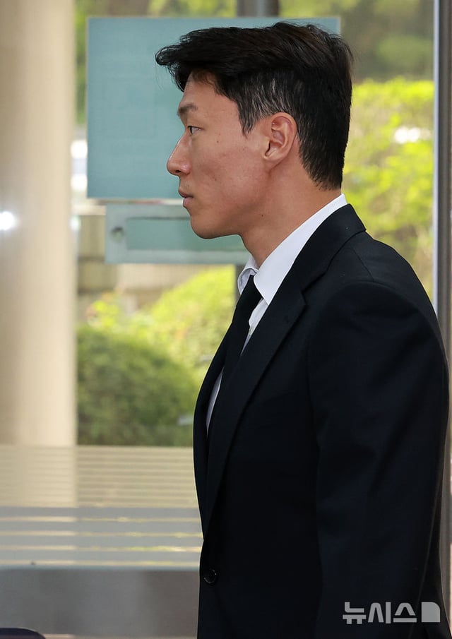 축구선수 황의조가 24일 오후 서울 서초구 서울중앙지방법원에서 열린 불법촬영 등 혐의 항소심 2차 공판에 출석하고 있다. /사진=뉴시스