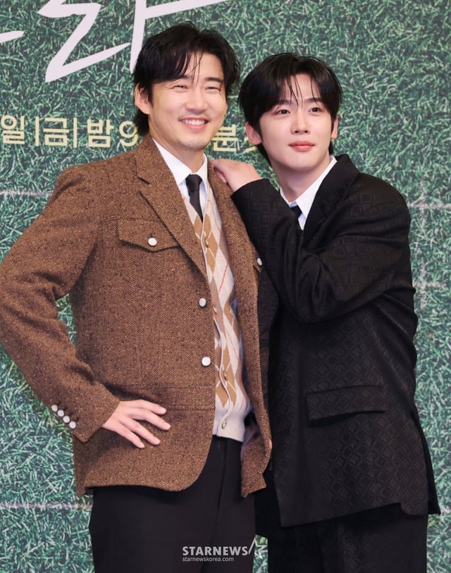 배우 윤계상, 김요한이 25일 오후 서울 양천구 SBS 사옥에서 진행된 금토드라마 '트라이: 우리는 기적이 된다' 제작발표회에 참석해 포즈를 취하고 있다.  예측불허 괴짜감독 주가람과 만년 꼴찌 한양체고 럭비부가 전국체전 우승을 향해 질주하는 코믹 성장 스포츠 드라마 '트라이: 우리는 기적이 된다'는 오늘(25일) 첫 방송된다. /2025.07.25 /사진=이동훈 photoguy@