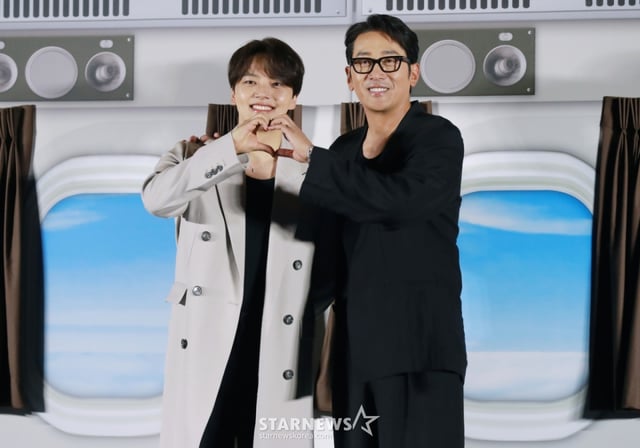 배우 여진구, 하정우가 22일 오전 서울 CGV용산아이파크몰에서 진행된 영화 '하이재킹'(감독 김성한) 제작발표회에 참석해 포즈를 취하고 있다. 1971년 대한민국 상공, 여객기가 공중 납치되면서 벌어지는 극한의 상황을 담은 영화 ‘하이재킹’은 6월 21일 개봉한다. /2024.05.22 /사진=이동훈