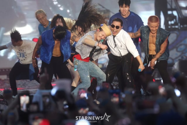 (인천=뉴스1) 권현진 기자 = 빅뱅 지드래곤과 싸이가 6월 28일 오후 인천 서구 인천아시아드 주경기장에서 열린 '싸이 흠뻑쇼 SUMMER SWAG 2025 - 인천'에서 환상의 무대를 선보이고 있다. 2025.6.28/뉴스1 Copyright © 뉴스1. All rights reserved. 무단 전재 및 재배포, AI학습 이용 금지. /사진=(인천=뉴스1) 권현진 기자