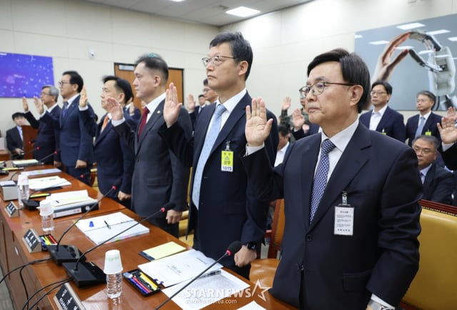 [서울=뉴시스] 고승민 기자 = 30일 서울 여의도 국회에서 열린 과학기술방송정보통신위원회 전체회의에서 김백(오른쪽) YTN 사장 등 증인들이 선서를 하고 있다. 2025.04.30. kkssmm99@newsis.com /사진=고승민