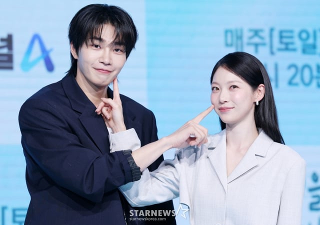 배우 김재영, 공승연이 29일 서울 마포구 쇼킹케이팝센터에서 진행된 채널A 토일드라마 '여행을 대신해 드립니다' 제작발표회에 참석해 포즈를 취하고 있다. /2025.07.29 /사진=김휘선 hwijpg@