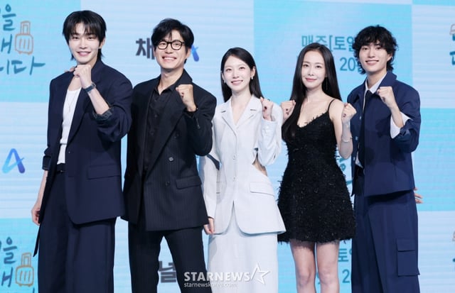 배우 김재영, 유준상, 공승연, 홍수현, 오현중이 29일 서울 마포구 쇼킹케이팝센터에서 진행된 채널A 토일드라마 '여행을 대신해 드립니다' 제작발표회에 참석해 포즈를 취하고 있다. /2025.07.29 /사진=김휘선 hwijpg@