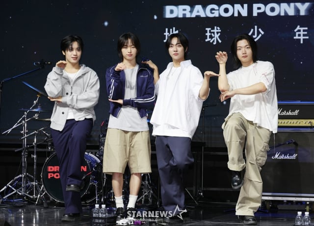 밴드 드래곤포니(Dragon Pony)가 29일 서울 마포구 예스24 원더로크홀에서 진행된 디지털 싱글 ‘지구소년’ 발매기념 쇼케이스에서 포즈를 취하고 있다. /2025.07.29 /사진=이동훈 photoguy@