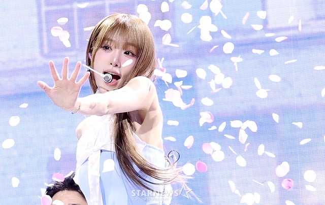 가수 최예나가 29일 서울 용산구 블루스퀘어에서 진행된 네 번째 미니앨범 'Blooming Wings' 발매 기념 쇼케이스에서 멋진 무대를 선보이고 있다. /2025.07.29 /사진=김휘선 hwijpg@