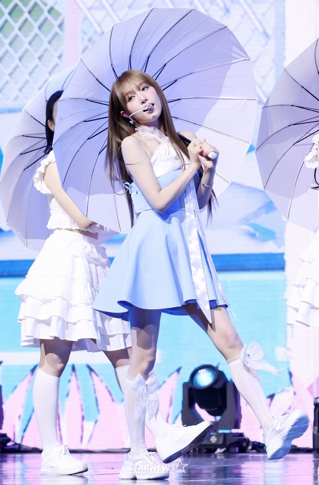 가수 최예나가 29일 서울 용산구 블루스퀘어에서 진행된 네 번째 미니앨범 'Blooming Wings' 발매 기념 쇼케이스에서 멋진 무대를 선보이고 있다. /2025.07.29 /사진=김휘선 hwijpg@