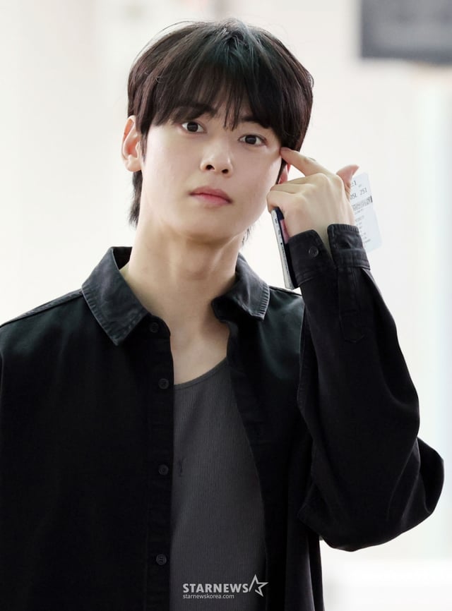 그룹 아스트로(ASTRO) 차은우가 해외 일정 차 23일 오전 인천국제공항을 통해 출국하고 있다. 2025.06.23 /사진=임성균 tjdrbs23@