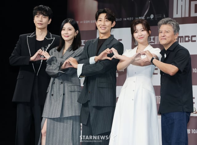 배우 이민기, 이보영, 강기영, 윤가이, 권해효가 31일 오전 서울 마포구 상암동 MBC에서 진행된 금토드라마 '메리 킬즈 피플' 제작발표회에 참석해 포즈를 취하고 있다.  치료 불가능한 환자들의 조력 사망을 돕는 의사와 이들을 추적하는 형사의 이야기를 다룬 서스펜스 드라마 '메리 킬즈 피플'는 오는 1일 첫 방송된다. /2025.07.31 /사진=이동훈 photoguy@