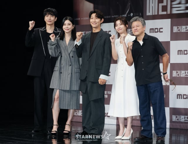 배우 이민기, 이보영, 강기영, 윤가이, 권해효가 31일 오전 서울 마포구 상암동 MBC에서 진행된 금토드라마 '메리 킬즈 피플' 제작발표회에 참석해 포즈를 취하고 있다.  치료 불가능한 환자들의 조력 사망을 돕는 의사와 이들을 추적하는 형사의 이야기를 다룬 서스펜스 드라마 '메리 킬즈 피플'는 오는 1일 첫 방송된다. /2025.07.31 /사진=이동훈 photoguy@