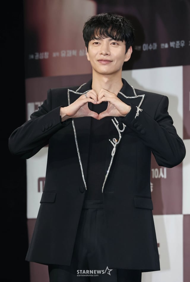 배우 이민기가 31일 오전 서울 마포구 상암동 MBC에서 진행된 금토드라마 '메리 킬즈 피플' 제작발표회에 참석해 포즈를 취하고 있다.  치료 불가능한 환자들의 조력 사망을 돕는 의사와 이들을 추적하는 형사의 이야기를 다룬 서스펜스 드라마 '메리 킬즈 피플'는 오는 1일 첫 방송된다. /2025.07.31 /사진=이동훈 photoguy@