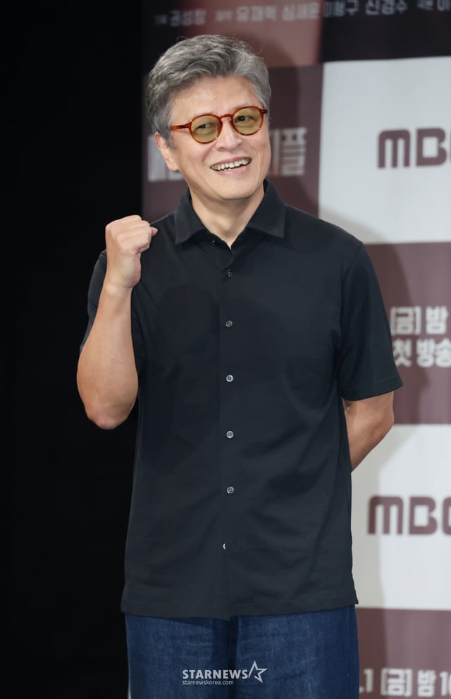 배우 권해효가 31일 오전 서울 마포구 상암동 MBC에서 진행된 금토드라마 '메리 킬즈 피플' 제작발표회에 참석해 포즈를 취하고 있다.  치료 불가능한 환자들의 조력 사망을 돕는 의사와 이들을 추적하는 형사의 이야기를 다룬 서스펜스 드라마 '메리 킬즈 피플'는 오는 1일 첫 방송된다. /2025.07.31 /사진=이동훈 photoguy@