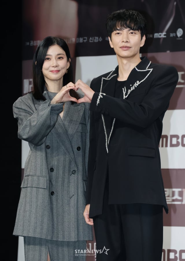 배우 이보영, 이민기가 31일 오전 서울 마포구 상암동 MBC에서 진행된 금토드라마 '메리 킬즈 피플' 제작발표회에 참석해 포즈를 취하고 있다.  치료 불가능한 환자들의 조력 사망을 돕는 의사와 이들을 추적하는 형사의 이야기를 다룬 서스펜스 드라마 '메리 킬즈 피플'는 오는 1일 첫 방송된다. /2025.07.31 /사진=이동훈 photoguy@