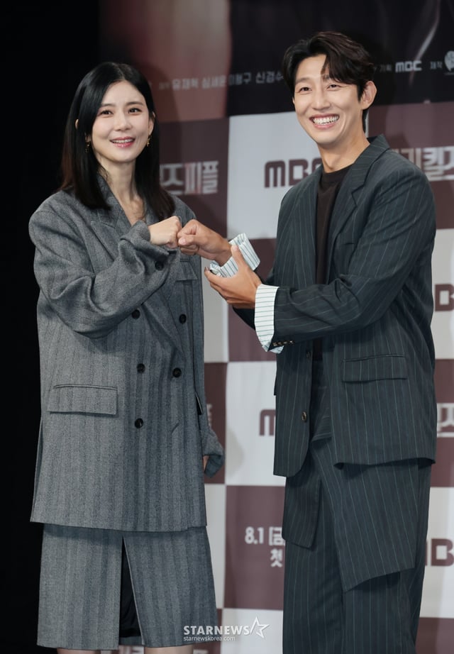 배우 이보영, 강기영이 31일 오전 서울 마포구 상암동 MBC에서 진행된 금토드라마 '메리 킬즈 피플' 제작발표회에 참석해 포즈를 취하고 있다.  치료 불가능한 환자들의 조력 사망을 돕는 의사와 이들을 추적하는 형사의 이야기를 다룬 서스펜스 드라마 '메리 킬즈 피플'는 오는 1일 첫 방송된다. /2025.07.31 /사진=이동훈 photoguy@