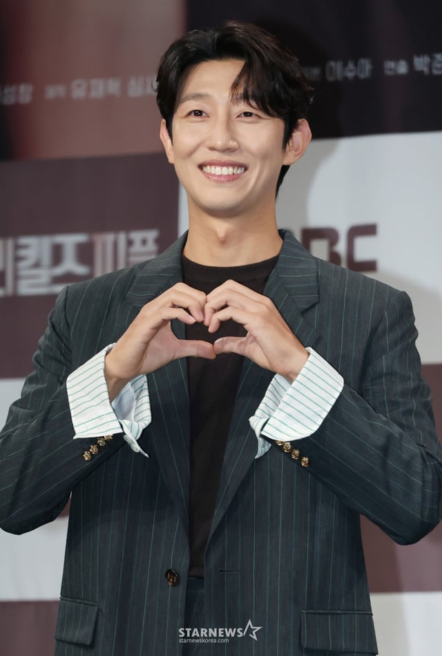배우 강기영이 31일 오전 서울 마포구 상암동 MBC에서 진행된 금토드라마 '메리 킬즈 피플' 제작발표회에 참석해 포즈를 취하고 있다.  치료 불가능한 환자들의 조력 사망을 돕는 의사와 이들을 추적하는 형사의 이야기를 다룬 서스펜스 드라마 '메리 킬즈 피플'는 오는 1일 첫 방송된다. /2025.07.31 /사진=이동훈 photoguy@