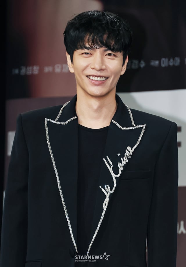 배우 이민기가 31일 오전 서울 마포구 상암동 MBC에서 진행된 금토드라마 '메리 킬즈 피플' 제작발표회에 참석해 포즈를 취하고 있다. 치료 불가능한 환자들의 조력 사망을 돕는 의사와 이들을 추적하는 형사의 이야기를 다룬 서스펜스 드라마 '메리 킬즈 피플'는 오는 1일 첫 방송된다. /2025.07.31 /사진=이동훈 photoguy@