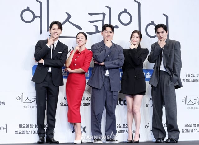 배우 이학주, 전혜빈, 김재홍 감독, 배우 정채연, 이진욱이 31일 서울 구로구 더 링크호텔에서 진행된 JTBC 토일드라마 '에스콰이어' 제작발표회에 참석해 포즈를 취하고 있다. /2025.07.31 /사진=김휘선 hwijpg@
