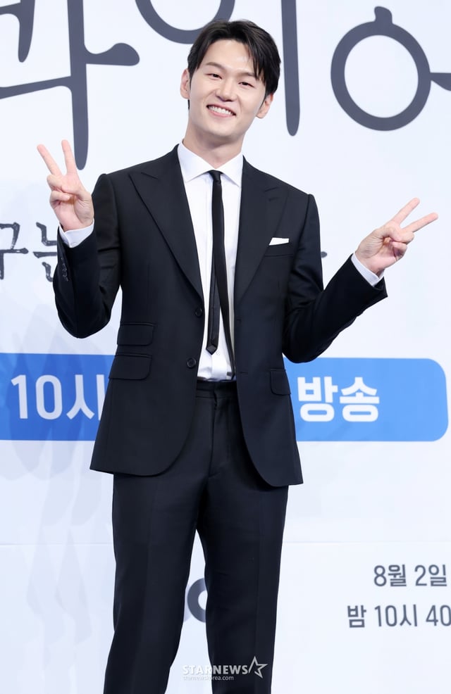 배우 이학주가 31일 서울 구로구 더 링크호텔에서 진행된 JTBC 토일드라마 '에스콰이어' 제작발표회에 참석해 포즈를 취하고 있다. /2025.07.31 /사진=김휘선 hwijpg@